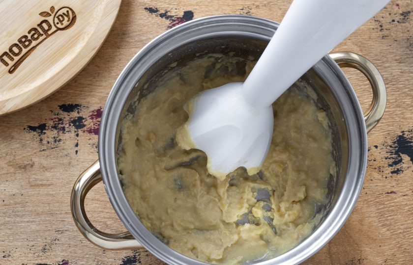 1. Этап. Пюре из гороха: Добавьте сливочное масло и измельчите горох блендером до однородности.