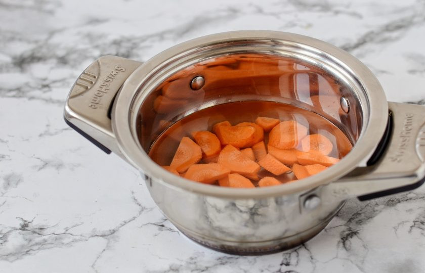 1. Этап. Морковная бабка: Морковь очистите, нарежьте и варите 15 минут.