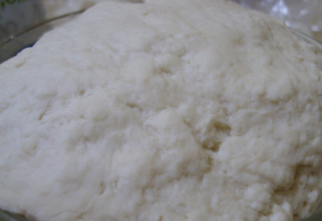 1. Этап. Пирожки на кефире с творогом: Теперь вливаем небольшими порциями кефир в мучную смесь и замешиваем мягкое и эластичное тесто, ставим его на 30 минут в холодильник.