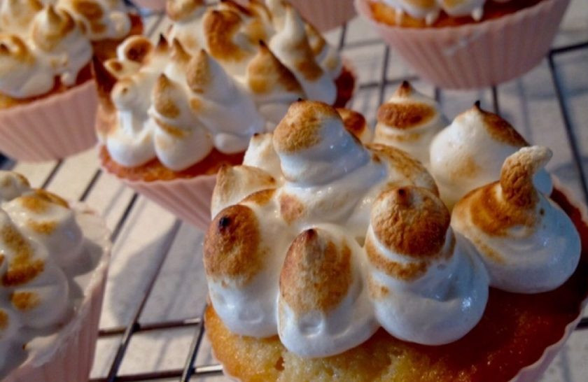 1. Этап. Капкейки с лимонным курдом и меренгой: 19. Горелкой или в духовке поджарьте меренги до коричневого цвета. Наслаждайтесь готовой выпечкой.