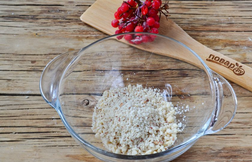 1. Этап. Ушки-завитушки: Очистите арахис и сложите в чашу блендера. Измельчите арахис до состояния мелкой крошки, но не в муку.