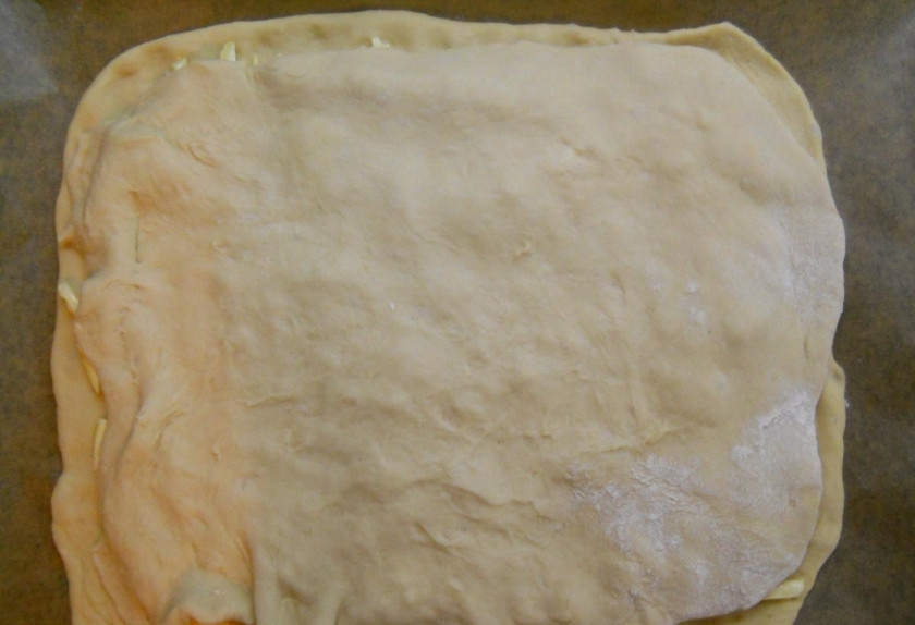 1. Этап. Вкуснейший сырный пирог: 7. Второй пласт теста раскатываю так же тонко, как и первый, затем укладываю его поверх начинки.