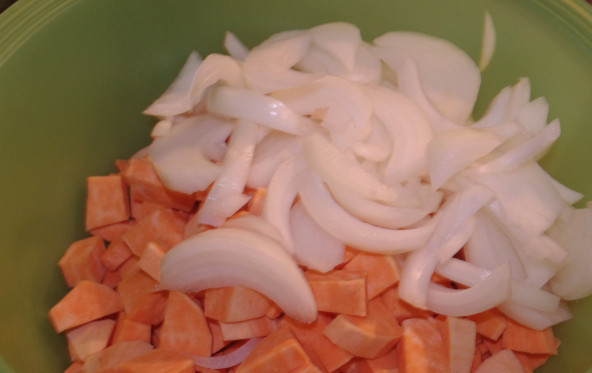 1. Этап. Картофель со свининой: 1. Сначала очистим, помоем и нарежем кусочками овощи. Тыкву и лук сразу (без специй) поместим на противень и отправим запекаться на 20 минут при 180 градусах в духовке. Можно разве что немного сбрызнуть их маслом.