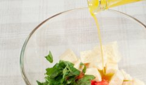 1. Этап. Салат с адыгейским сыром: Смешайте помидоры, сыр, базилик. Заправьте ароматным маслом. Посолите по вкусу.