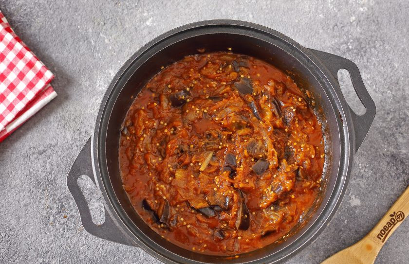 1. Этап. Икра из баклажанов на зиму Пальчики оближешь: За 15 минут до готовности добавьте соль, сахар, перец и уксус.