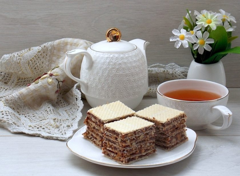 1. Этап. Вафельный торт Грильяж: Выньте, порежьте и подавайте.