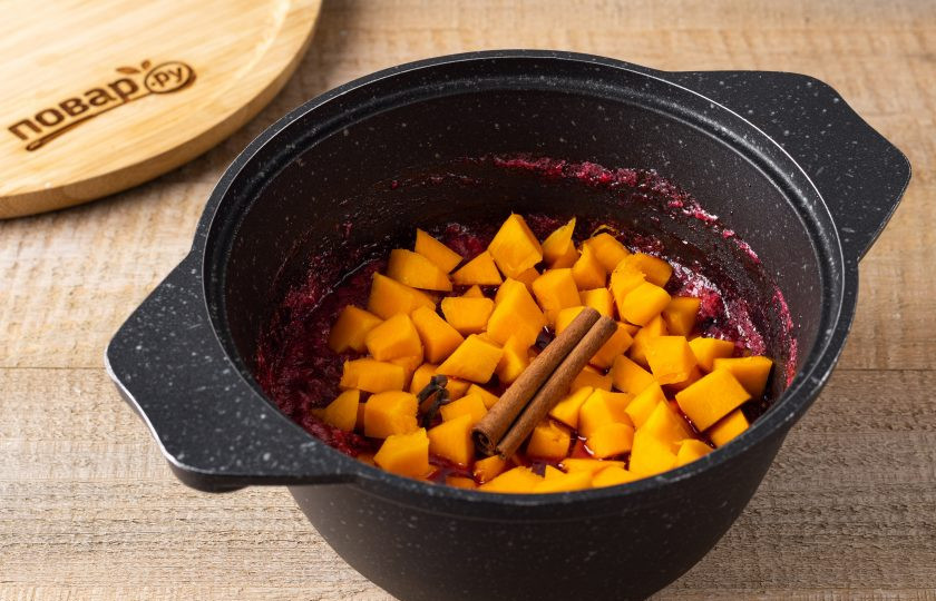 1. Этап. Варенье из тыквы и брусники: Добавьте тыкву, корицу и гвоздику в кастрюлю и варите, пока тыква не станет мягкой. На это уйдёт примерно 20-30 минут. Затем удалите палочку корицы и гвоздику.