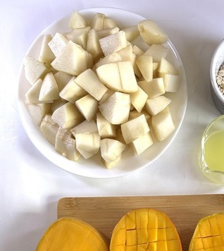 1. Этап. Смузи Солнечный: Груши можно не чистить, если шкурка мягкая, на моих жёсткая, поэтому я почистила. Груши нарезать кубиками, отрезать манго справа и слева от ядра, нарезать ножом на кубики, на прорезая шкурку, с оставшейся части обрезать мякоть.