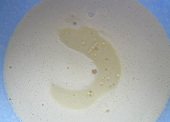 1. Этап. Рулетики из блинчиков с начинкой: 5. Влить растительное масло и еще раз перемешать. Рецепт приготовления рулетиков из блинчиков с начинкой можно изменить по вкусу - сделать тесто на воде или сыворотке, например.