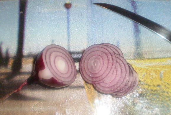 1. Этап. Сельдь по-норвежски: 6. Лук моем, чистим, и нарезаем очень тоненькими колечками.