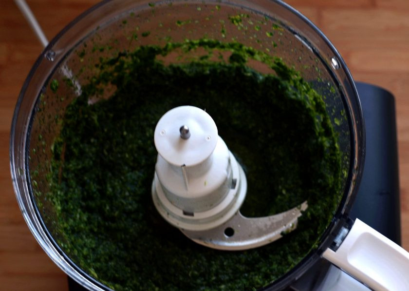 1. Этап. Зеленый рулет на белках: Зелень сложите в чашу комбайна, добавьте 50 мл воды и пробейте до однородности.