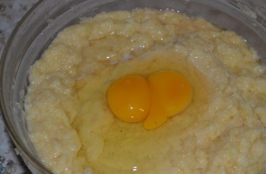 1. Этап. Картофляники из сырой картошки: 6. Вбейте яйца.