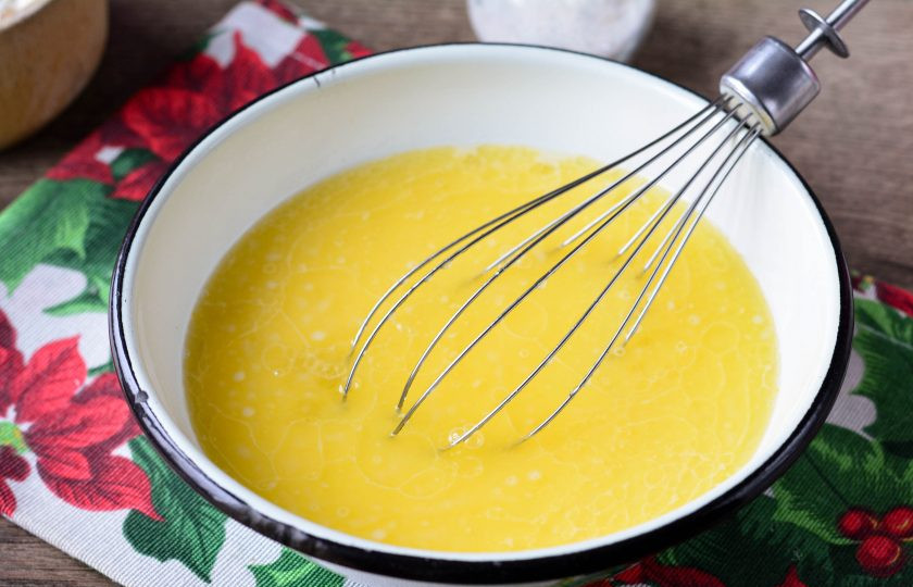 1. Этап. Торт Наполеон советский: Влейте растопленное, остывшее сливочное масло.