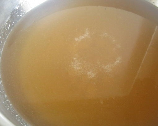 1. Этап. Варенье для внучат: 3. Возьмите отдельную кастрюлю, насыпьте сахар, залейте водой. Перемешайте, постепенно доведите до кипения, помешивая.