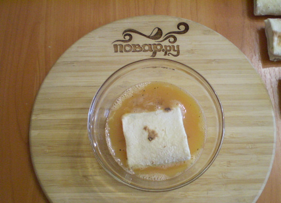 1. Этап. Жареный лаваш с начинкой: Конвертик хорошенько окунаем в яичную смесь, чтобы со всех сторон кляр распределился равномерно.