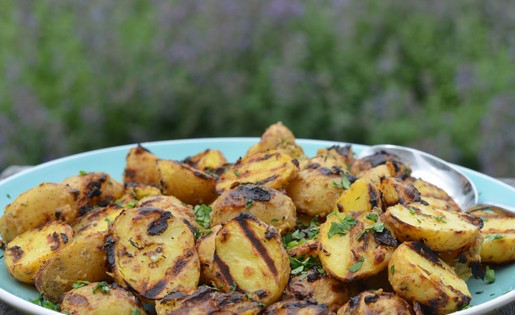 1. Этап. Картофель на гриле в маринаде: 6. Подавайте картофель с нашинкованной петрушкой. Приятного аппетита!