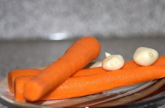 1. Этап. Буженина из шеи свиной: 2. Моем и чистим морковь. Можно мелко порезать, но я натираю на крупной терке. Чистим чеснок, разрезаем каждую дольку на 3-4 части.