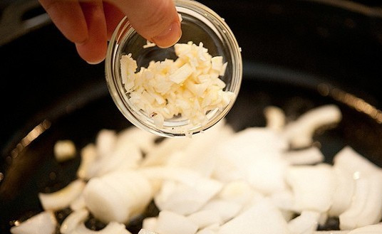 1. Этап. Яичница с брынзой: После того как все нарезано, мы разогреваем на сковороде оливковое масло и выкладываем в него репчатый лук и чеснок, жарим овощи до легкого золотистого цвета, затем добавляем острый красный перец, я брала сушеный кусочками, но вы можете использовать обычный измельченный.