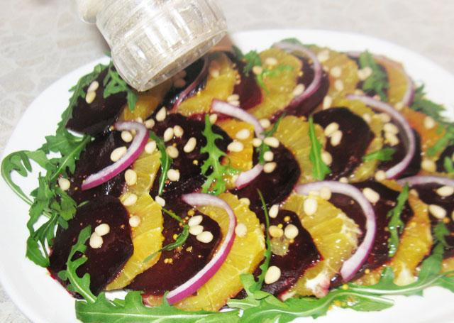 1. Этап. Салат из вареной свеклы: Полукольцами добавить красный лук и посыпать кедровыми орешками и поперчить.