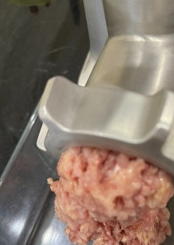 1. Этап. Совсем не чебуреки в лаваше: Прокрутить фарш