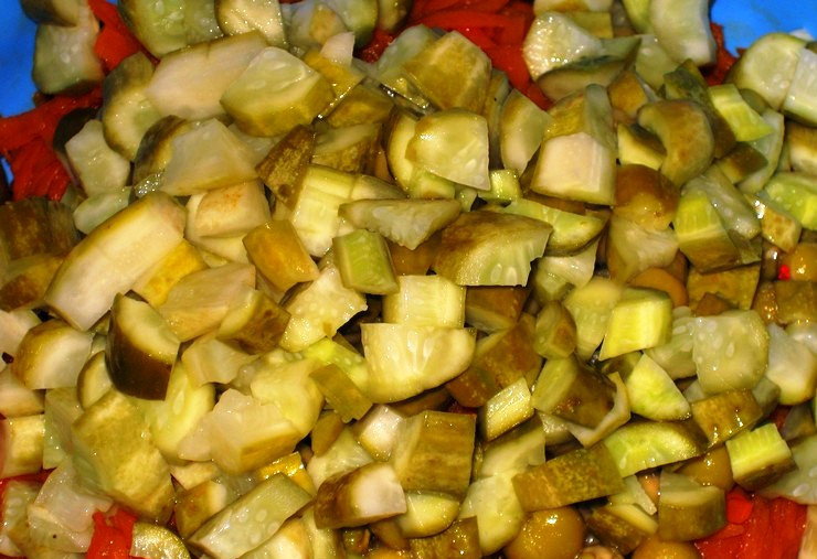 1. Этап. Салат из тушеной моркови: Порежьте и добавьте в салат огурцы.