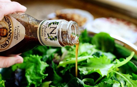 1. Этап. Салат с клубникой и курицей: Выложите в салатницу листья салата (можете добавить ещё какой-нибудь зелени). И налейте бальзамического уксуса.