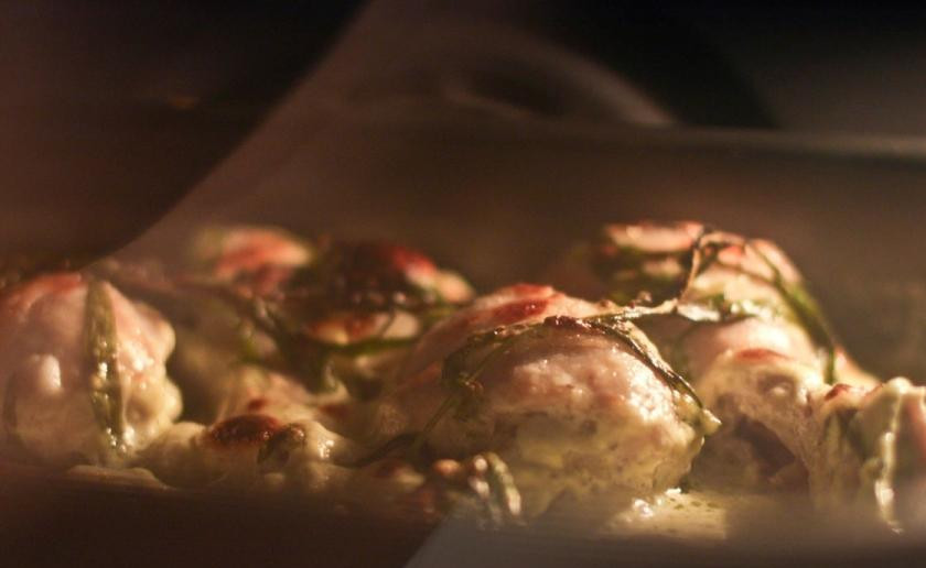 1. Этап. Сливочная курица с тархуном: Ставим форму для выпекания в духовку. Выпекаем 25-30 минут при 200 градусах.