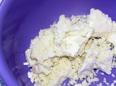 1. Этап. Запеканка из творога без манки: Выкладываем творог в миску. Если он крупноват, лучше предварительно измельчить его блендером или пропустить через мясорубку.