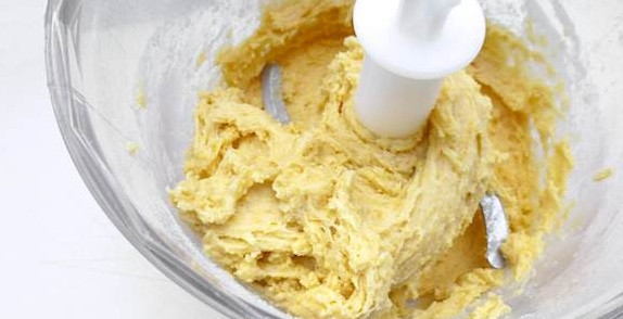 1. Этап. Быстрый пирог с бананами: 3. Еще раз взбейте, а затем переложите на рабочую поверхность, присыпанную мукой.