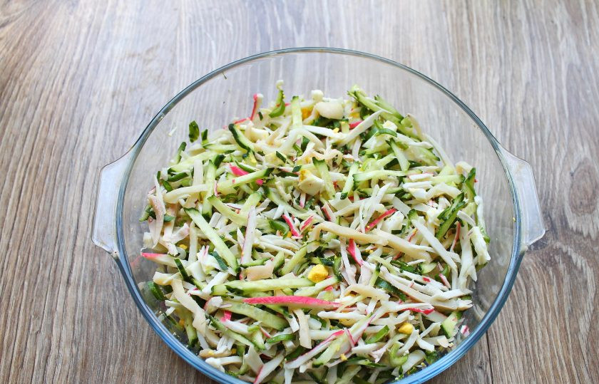 1. Этап. Салат Морской волк: Салат посолите и перемешайте, разложите по тарелкам.