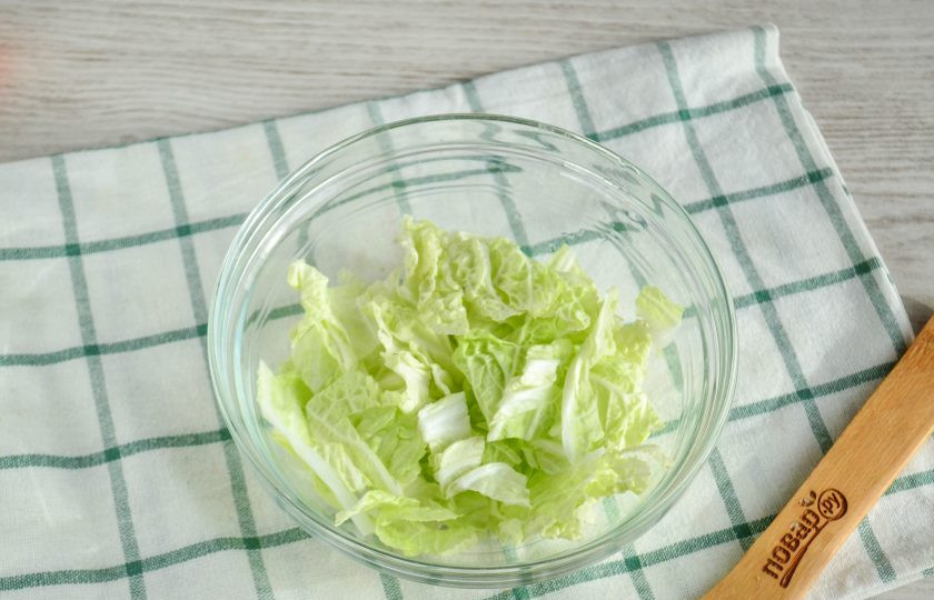 1. Этап. Салат с пекинской капустой и сайрой: Пекинскую капусту нарежьте на куски среднего размера, я не режу слишком мелко, мне нравится, когда в этом салате достаточно крупные ингредиенты.
