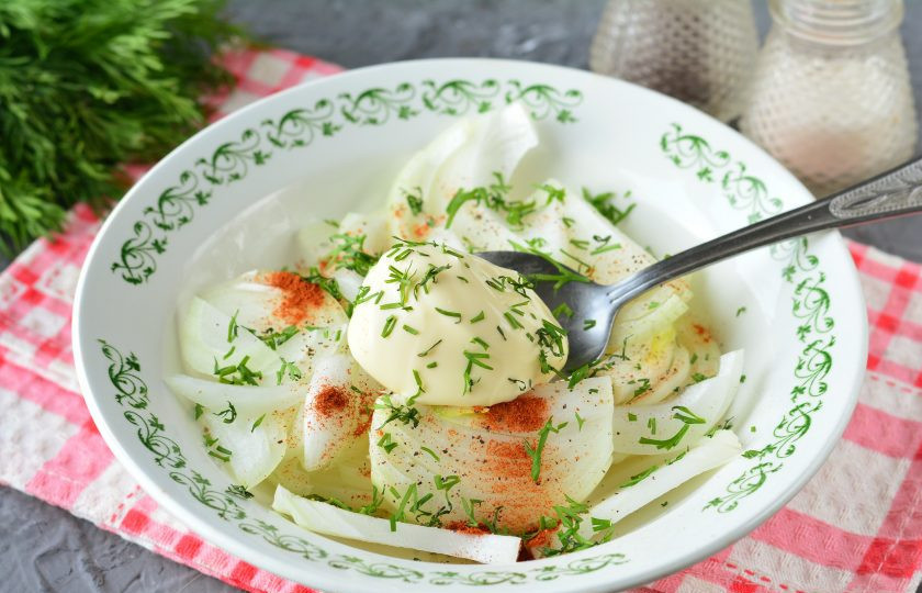 1. Этап. Маринованный лук в майонезе: Добавьте мелко рубленый укроп, майонез.