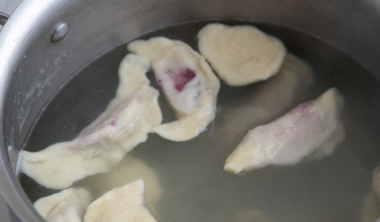 1. Этап. Вареники со сливами: Отварить вареники.