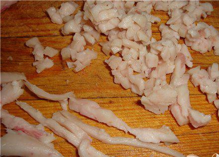 1. Этап. Сыровяленая колбаса: Тщательно очистить с сала оставшуюся соль и чеснок, обсушить салфеткой. Сало через мясорубку не пропускаем, потому как этот процесс очень осалит фарш. Поэтому сало режем очень мелко. Сделать это удобнее, если сало чуть подморожено, кубики должны быть не более 5х5 мм.