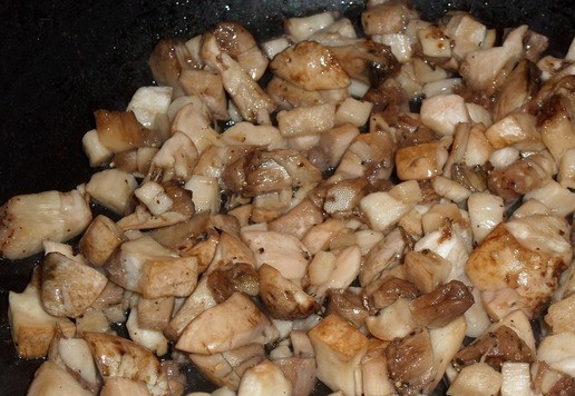 1. Этап. Шаурма с грибами и сыром: Сковороду ставим на огонь. Смазываем ее растительным маслом и выкладываем нарезанные грибы.