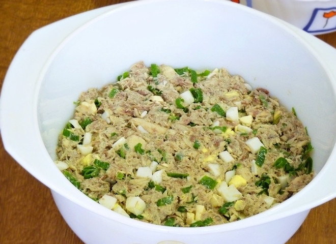 1. Этап. Заливной пирог с рыбой и яйцами: 6. На масло выкладываем начинку, распределяем ее равномерно по всей поверхности теста.