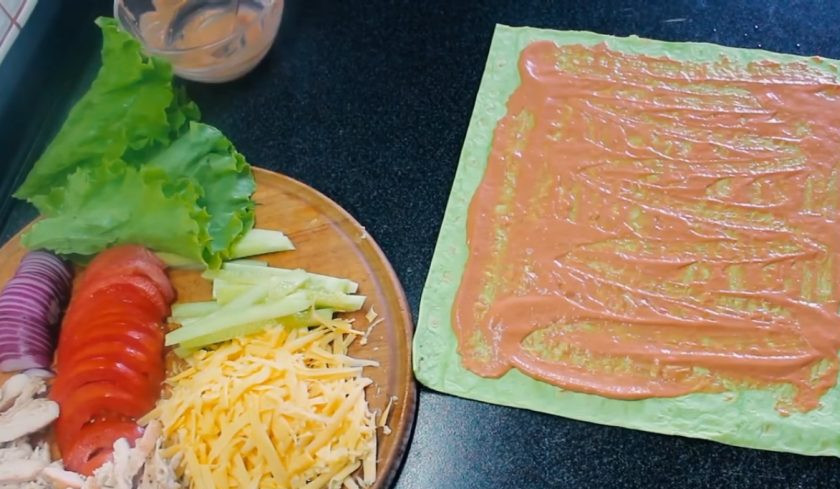 1. Этап. Шаурма (правильное питание): 2. Смажьте лист лаваша приготовленным соусом.