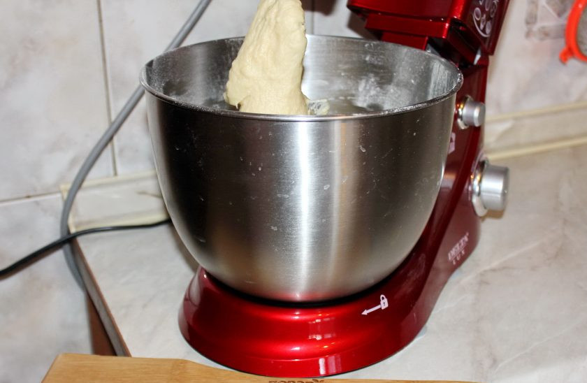 1. Этап. Дрожжевое тесто в планетарном миксере: Чашу с ингредиентами для дрожжевого теста поставьте в миксер. Установите насадку 