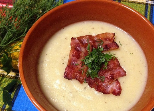 1. Этап. Пряный картофельный суп: 7. Разливаем суп, добавляем хрустящие кусочки бекона и мелко нарезанную зелень. Готово!