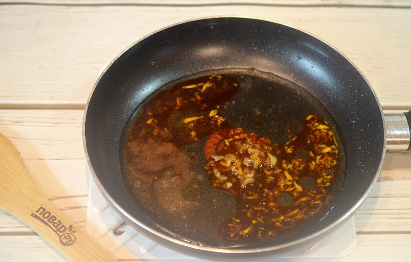 1. Этап. Говядина с апельсинами: 6. Влейте маринад и немного уварите до загустения.