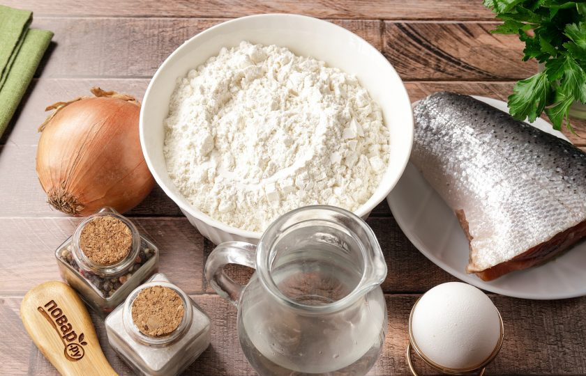 1. Этап. Пельмени с рыбой: Подготовьте все ингредиенты по списку. Если у вас нежирная рыба, то можно добавить небольшой кусочек свежего сала.