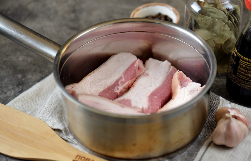 1. Этап. Сало в соевом соусе: Нарежьте сало крупными кусками, выложите в сотейник.