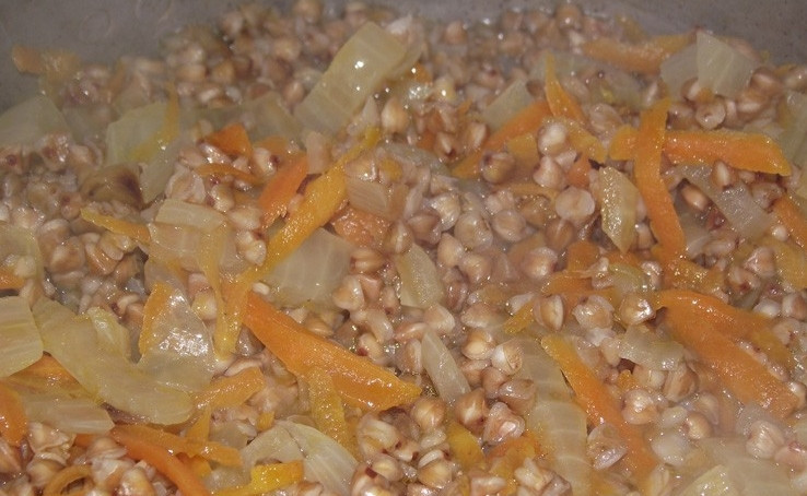 1. Этап. Гречка с морковью и луком: 3. К обжаренным овощам выкладываем крупу, заливаем водой, чтобы та покрыла кашу на 2 пальца, солим и перчим. Накрываем крышкой и готовим на слабом огне 20-25 минут.