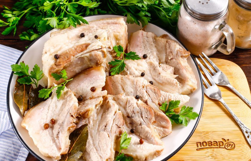 1. Этап. Свиная брюшина вареная в пакете: Нарежьте отварное мясо и выложите его на тарелку, при подаче украсьте свежей зеленью.