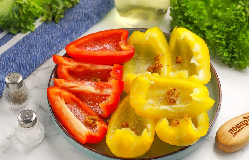 1. Этап. Перец на мангале: Выложите зерновую горчицу или кремообразную. Ее можно заменить соевым соусом, но тогда убавьте добавление обычной соли.