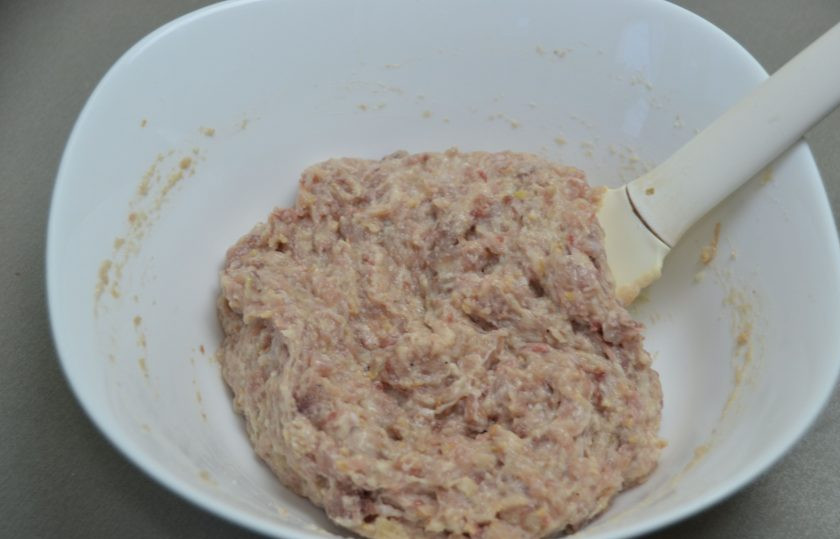 1. Этап. Куриные котлеты с молоком: Хорошо размешайте фарш до однородности.