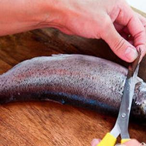 1. Этап. Форель, запеченная с базиликом: 1. В первую надо почистить каждую рыбину, внутренности удалить, жабры вырезать, ножницами отрезать плавники. Теперь смесью перца и соли натираем внутри и снаружи каждую рыбину.