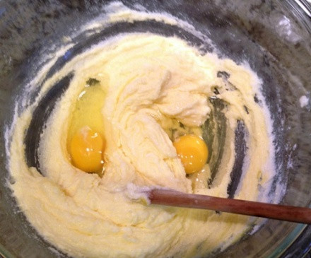 1. Этап. Рогалики с орехами: Смешиваем в миске мягкое сливочное масло, сахар, яйца и сметану. Добавляем половину количества муки и перемешиваем. Затем добавляем соду, гашеную уксусом или лимонным соком и перемешиваем.