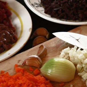 1. Этап. Карчерато: Аналогично мелко мы нарезаем лук, чеснок и морковь.