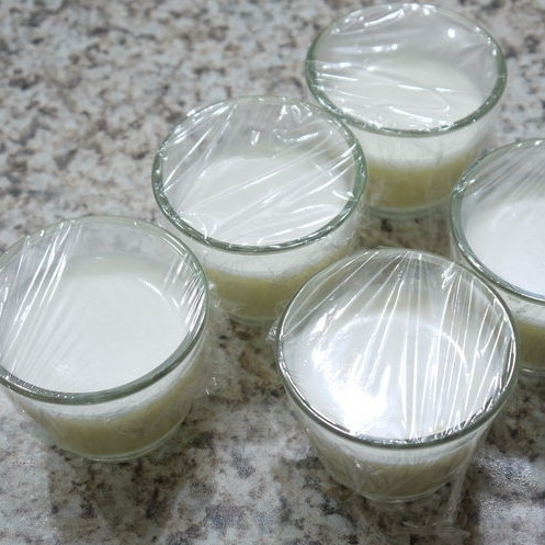 1. Этап. Кокосовое желе с манго: Разливаем по чашкам и ставим в холодильник.